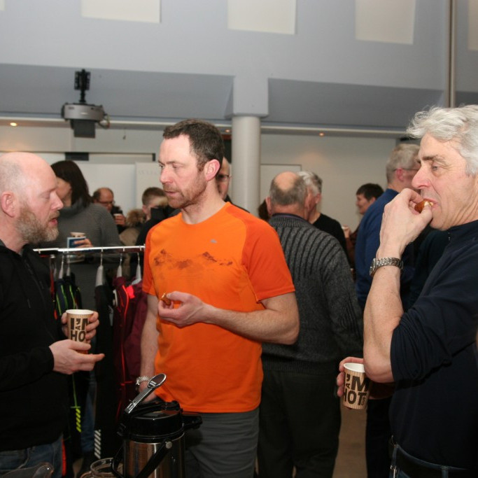 Kári og Steinar gæða sér á kleinum