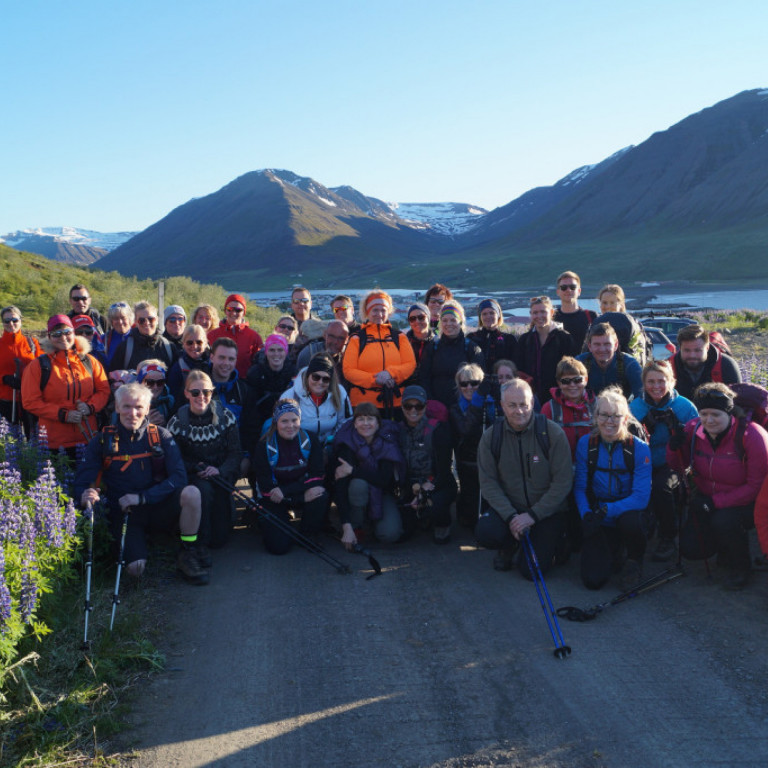 Hópurinn við upphaf göngu á Múlakollu. Skeggjabrekkudalur og Auðnahyrna í baksýn.