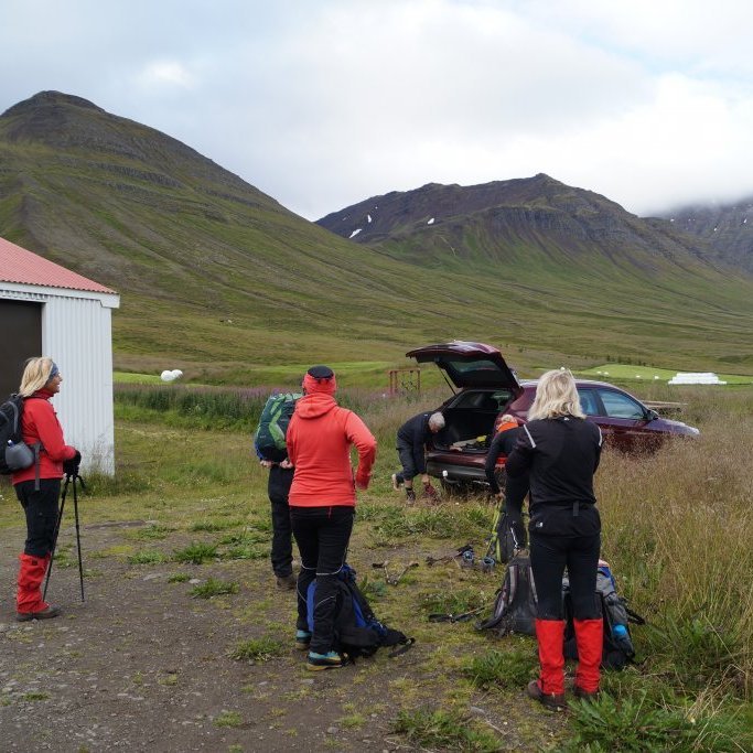 Gert klárt fyrir göngu á Kerlingu. Melafjall og Teigarfjall í baksýn.