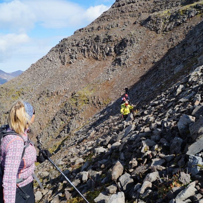 Nú var farið að verða bratt og grýtt.
