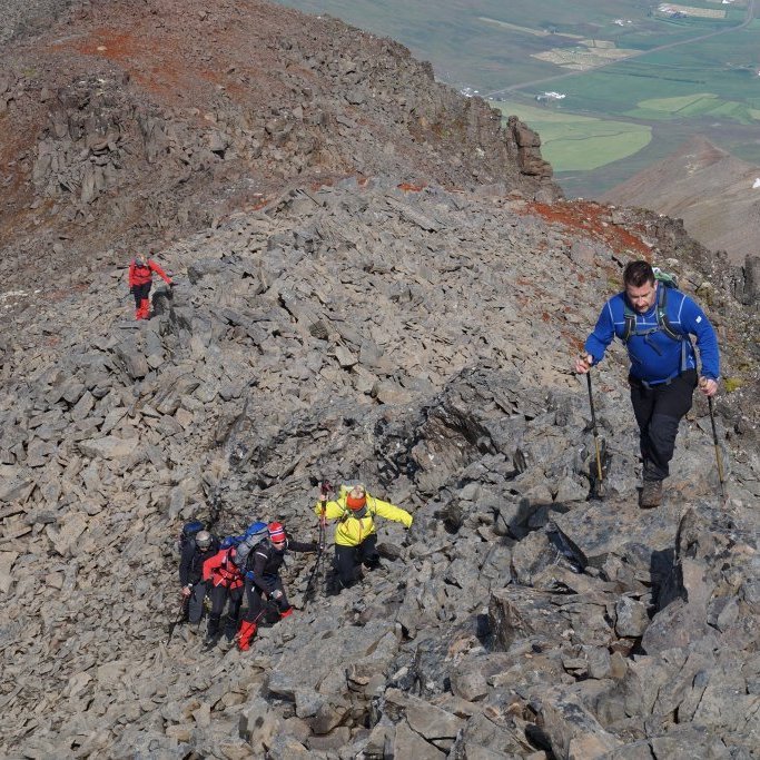 Gengið suður að gestabók.
