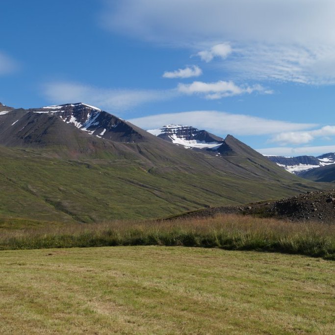 Skipahnjúkur og Kvarnárdalshnjúkur í baksýn.