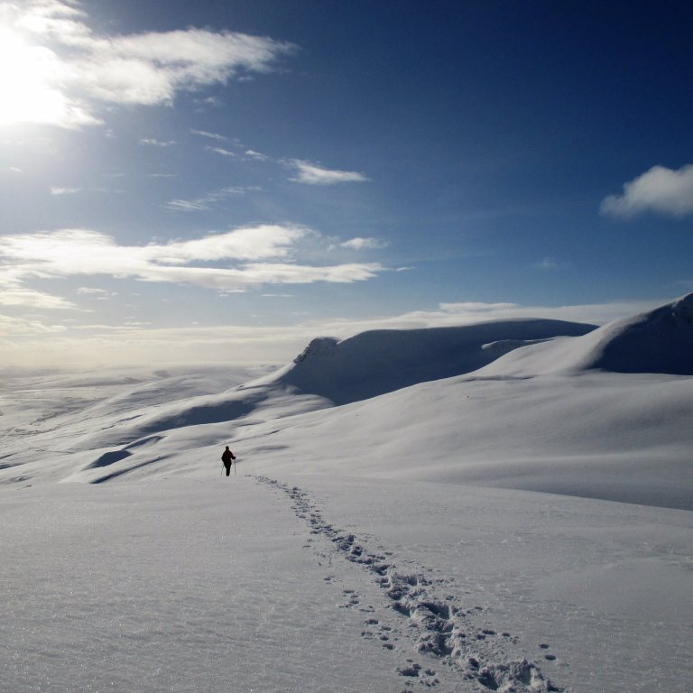 Horft til suðurs á uppleið. Granastaðanípa og Skessuskálarfjall í baksýn.