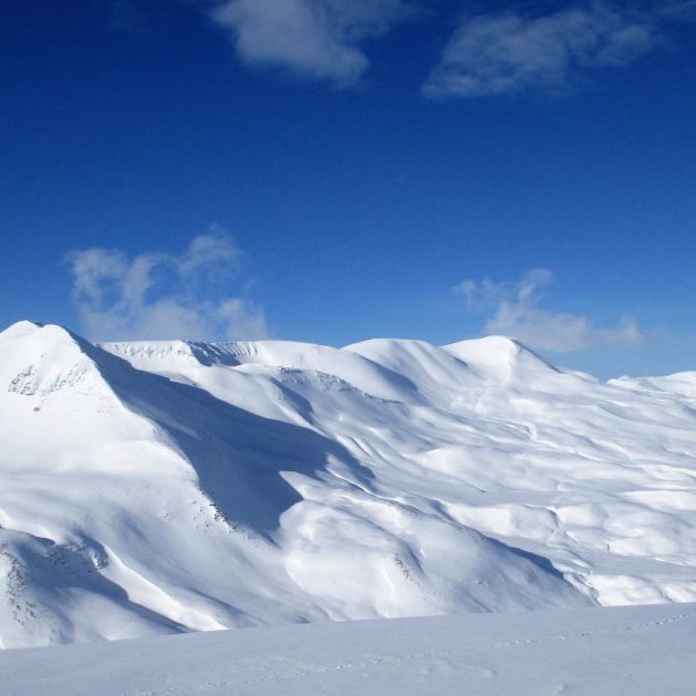 Horft yfir Kotadal til Víknafjalla. Kotahnjúkur áberandi vinstra megin, Skálavíkurhnjúkur er hægra megin við miðja mynd.