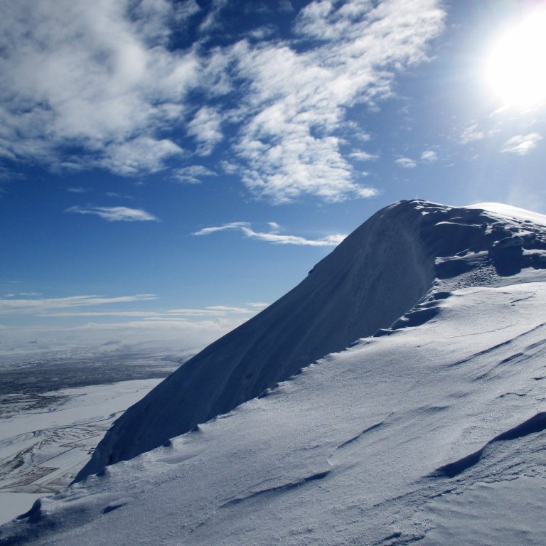Hæsta bunga Bakranga er 717 m. Þaðan er mikið útsýni yfir Aðaldal og Aðaldalshraun, austur yfir Skjálfanda og norður yfir Náttfaravíkur og Víknafjöll.