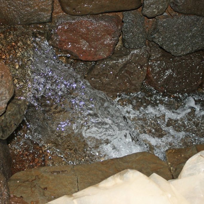 Bæjarlækurinn á Þverá rennur í gegnum gamla bæinn - hér er innangengt í vatnið.