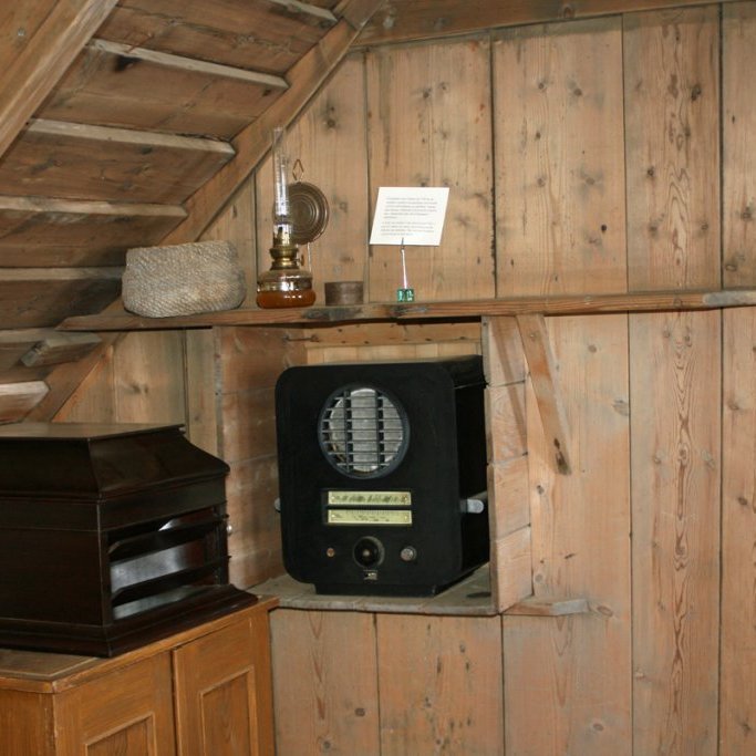 Plötuspilari frá 1905 og útvarpstæki frá 1934 í baðstofunni í gamla bænum á Þverá.