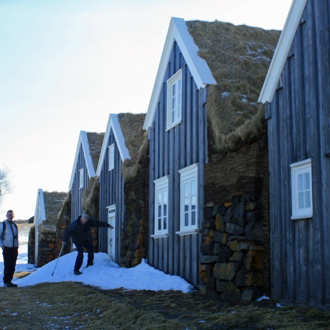 Framþil gamla bæjarins á Þverá eru mjög reisuleg og þeim er haldið vel við.
