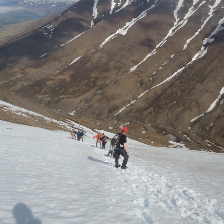 Farið var niður Kambskarðið á snjó