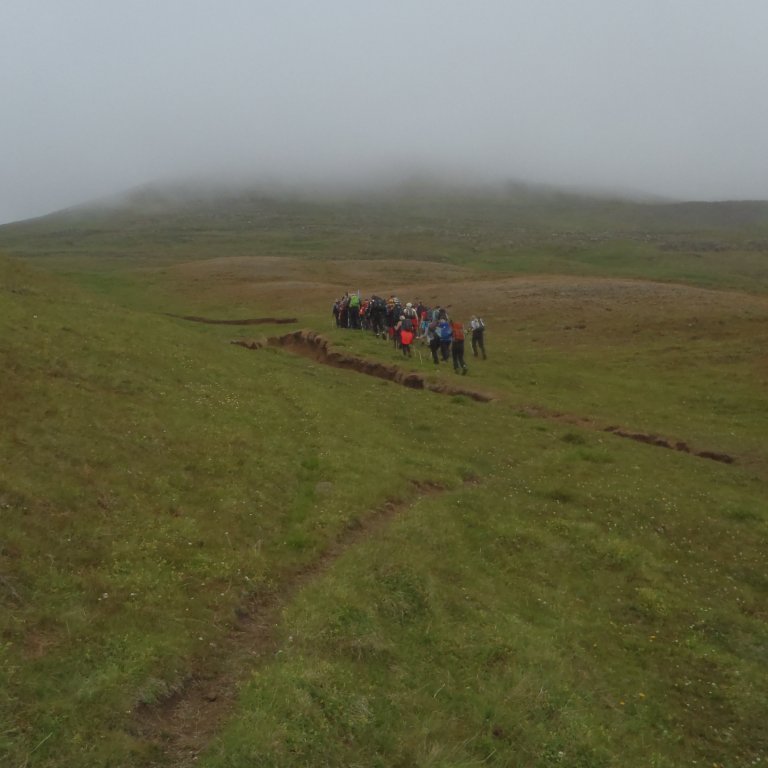 Lagt af stað í sjötindaferð Leit út fyrir þokuferð og spáin eftir því.