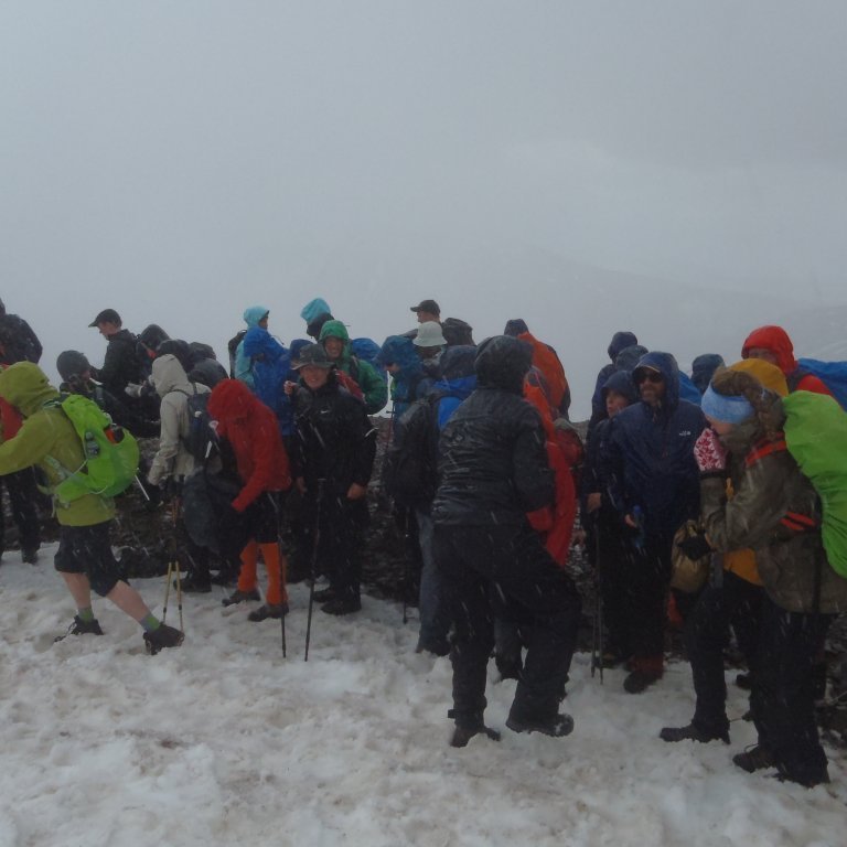 Það skall á skífall upp á Kerðingu og allir hlupu af stað..