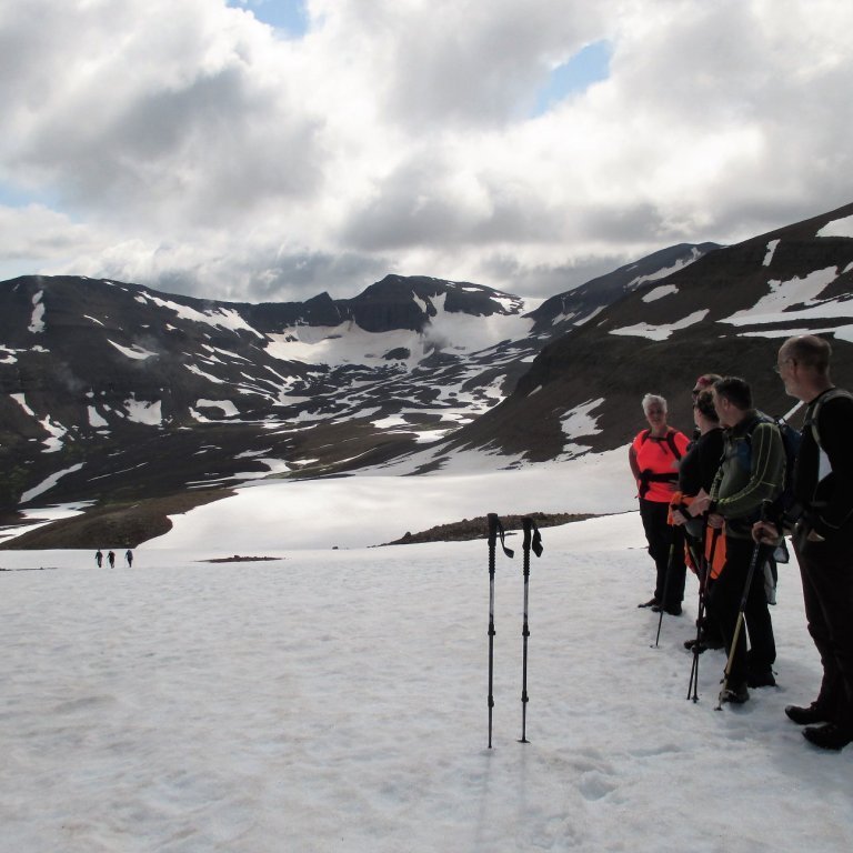 Á leið upp í Heiðarskarð. Botn Böggvistaðadals í baksýn.