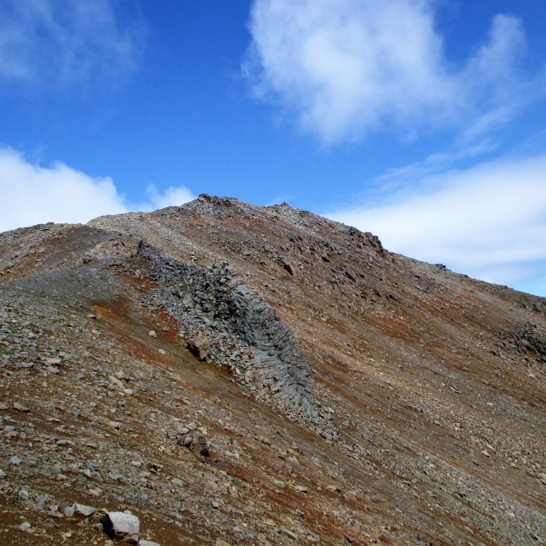 Skemmtilega stuðlaður berggangur á leiðinni upp á Rauðhyrnu.