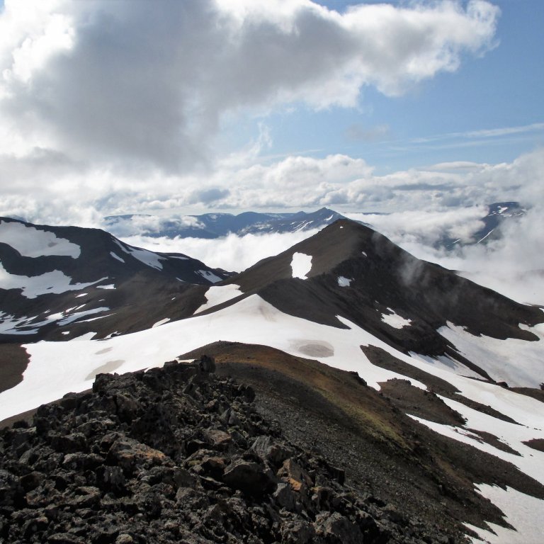 Horft til baka á Rauðhyrnu og Heiðarskarð. Þokan hopaði lítið í Ólafsfirði.