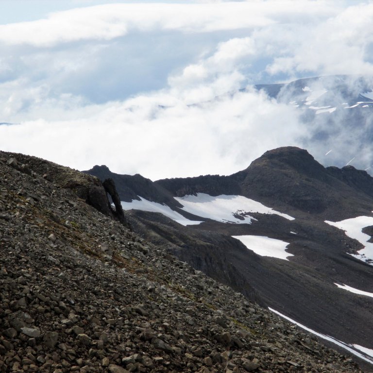 Einhverskonar steinbogi í hlíðum Einstakafjalls. Ekki gafst tími til að skoða hann nánar.