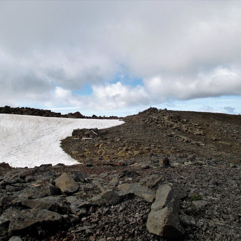 Efst í Grímubrekkum. Víða á leiðinni niður Grímudal sjást leifar af símalínu er lögð var um 1908. Þarna sést ein hleðslan.