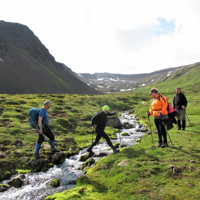 Stiklað yfir læk á Grímudal.