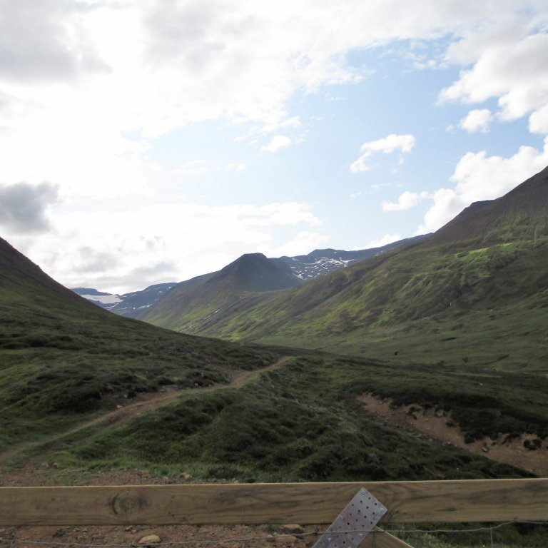 Komið að leiðarlokum. Horft fram Böggvisstaðadal. Grímuhnjúkur og Grímudalur fyrir miðri mynd.