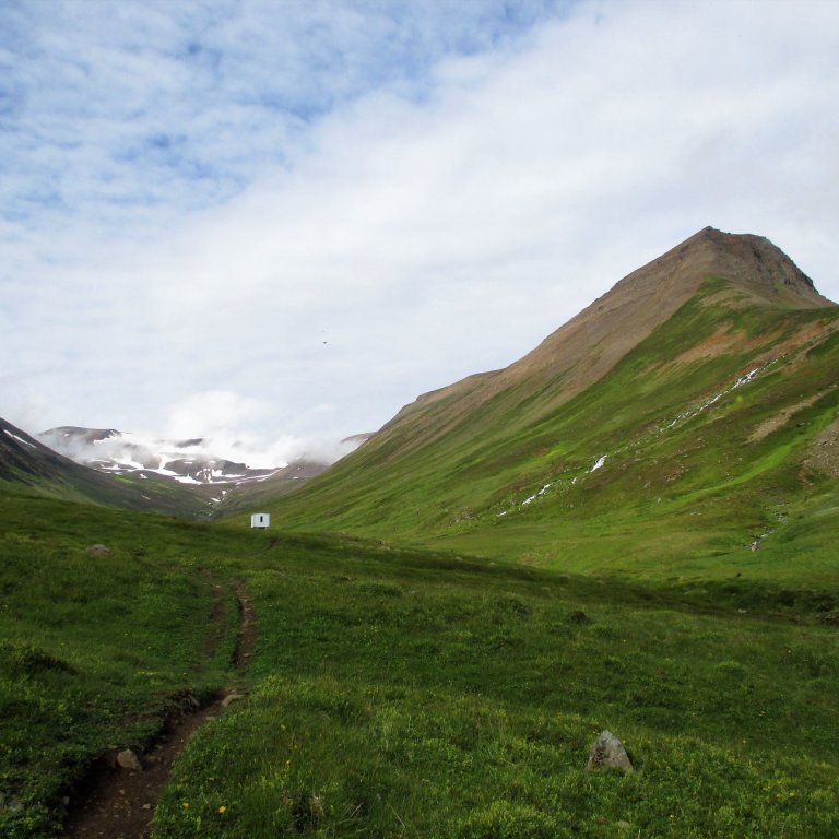 Göngukofinn Kofi í Böggisstaðadal. Grímuhnjúkur orðinn hreinn og farið að létta til í dalbotninum.