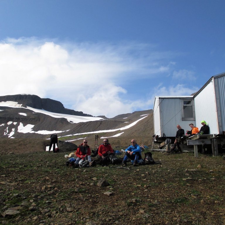 Hádegispása við gönguskálann Mosa efst í Böggvisstaðadal. Sól og blíða