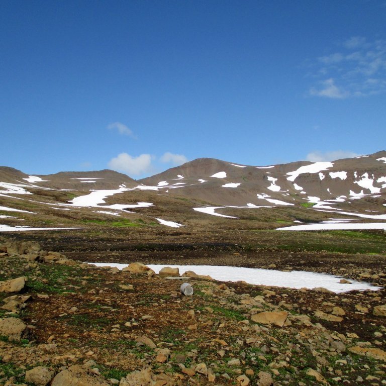 Greið leið framundan og engin þoka. Heiðarskarð á Reykjaheiði fyrir miðri mynd og topparnir Rauðhyrna og Einstakafjall hægra megin við skarðið.