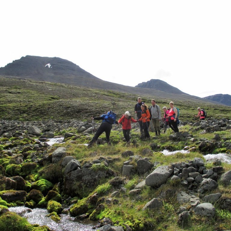 Stiklað yfir Grjótlæk sem rennur úr Grjótlækjarskál.