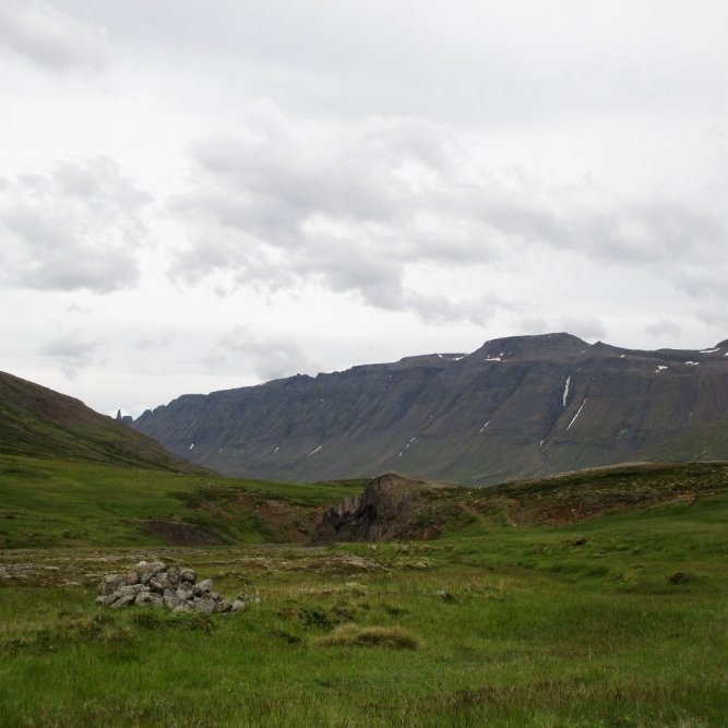 Horft út Hörgárdal. Þessi varða er ein af mörgum er varða leiðina upp á Hjaltadalsheiði.