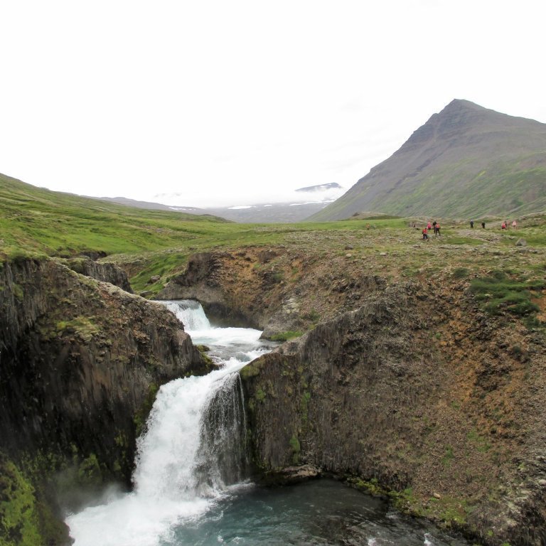 Háleitisfossar í Hörgá. Yfir rís Sandárhnjúkur.