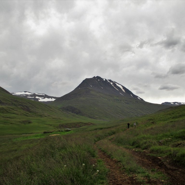 Farið að styttast til bæja. Grjótárhnjúkur fyrir miðri mynd.