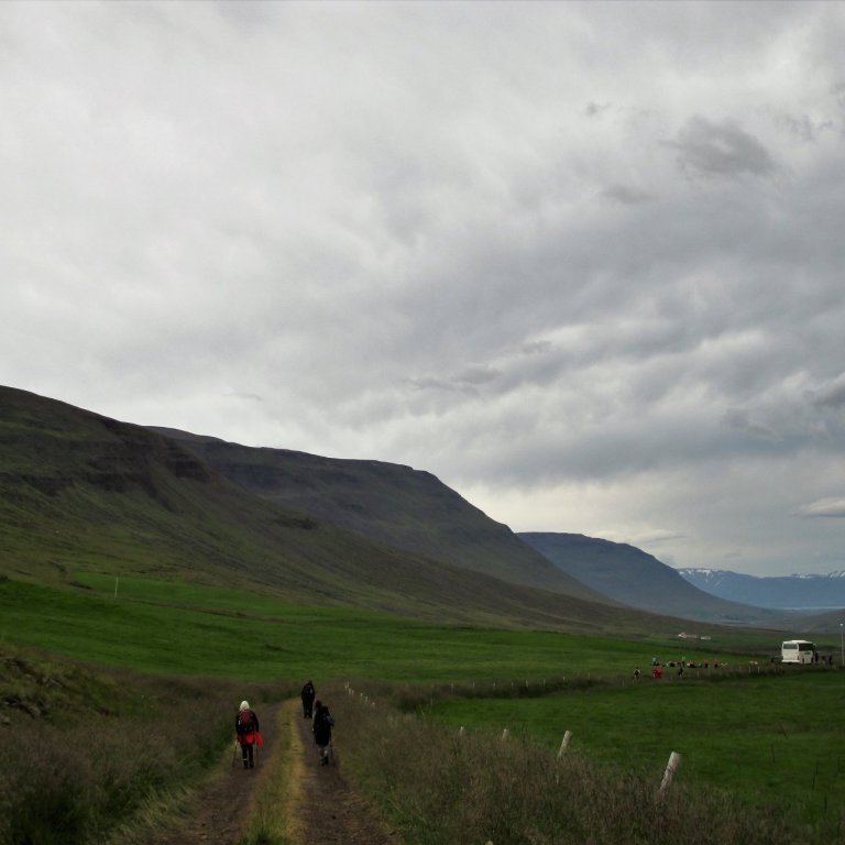 Göngulok við Staðarbakka. Rútan bíður göngumanna.