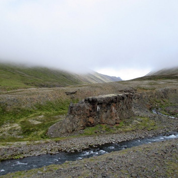 Fremst í Norðurárdal þar sem Horná, Miðdalsá og Heiðará mætast eru afar falleg gil. Áin nefnist eftir það Norðurá.