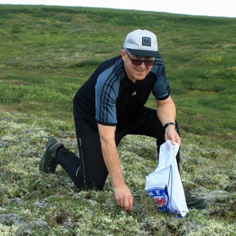 Óskar Óli að tína fjallagrös við Tjaldlág á Ljótsstaðahalli.