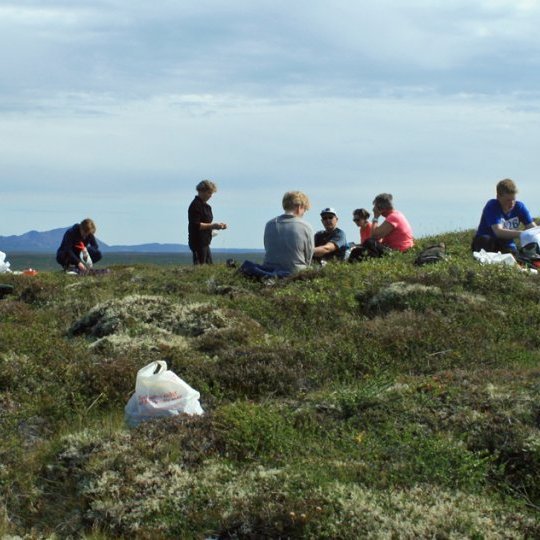 Hádegismatarhlé við Tjaldlág þar sem Hallbjarnarstaðafólk tíndi grös forðum.