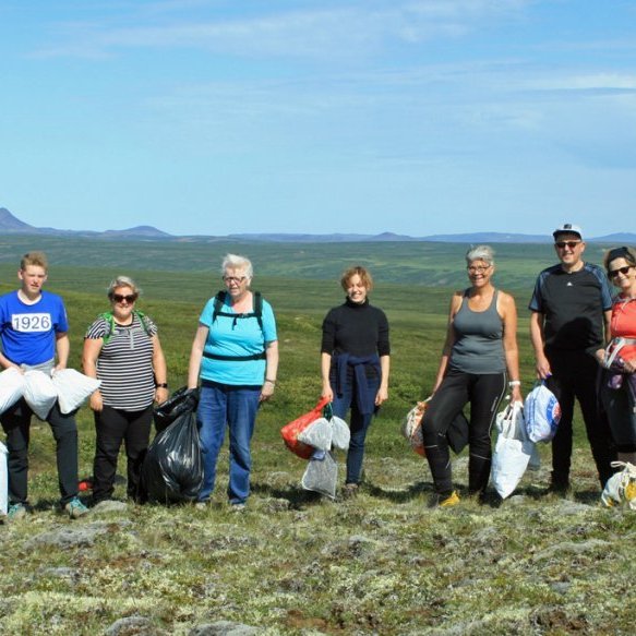 Hópur FFA að búast til heimferðar með afrakstur dagsins í ótal pokum. Lambafjöll í baksýn t.v.