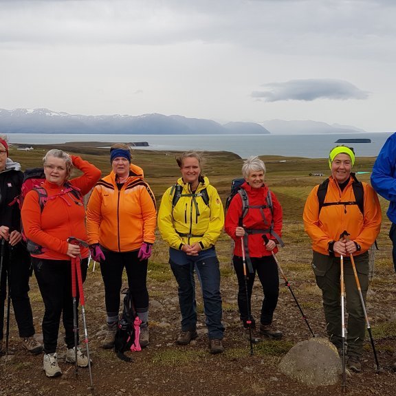 Lagt af stað, rétt ofan við Syðri-Tungu. Í baksýn Kinnarfjöll, Gjögraskagi, Hvanndalabjarg og Lundey nær.
