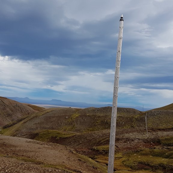 Minjar um gamla tíma, fjöllin í Öxarfirði í baksýn.
