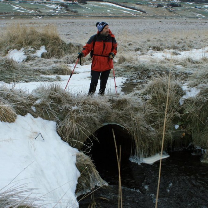 Vetrarlegt en snjólítið á bakka Eyjafjarðarár.