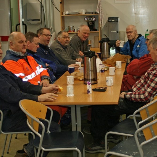 Kaffisopinn indæll er! Morgunkaffið er ómissandi þáttur í starfi ferðafélagsins. Frá v: Brynleifur, Einar, Hjalti, Þorvaldur, Hilmar, Vignir, Garðar, Grímur og Árni.