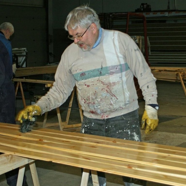 Frosti Meldal að þurrka mestu olíuna af panelfjölum.