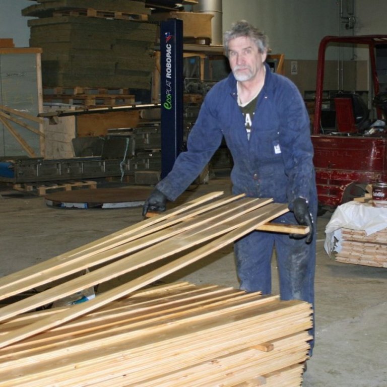 Brynleifur Ingimarsson að flytja panelfjalir á búkka fyrir olíuburð.