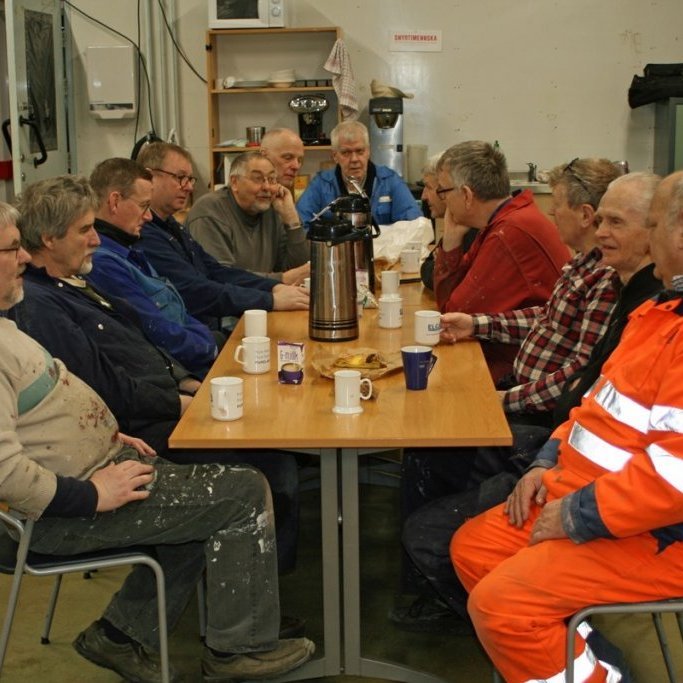 Í morgunkaffi. Frá v: Frosti, Brynleifur, Hjalti, Þorvaldur, Hilmar, Vignir, Garðar, Sigurgeir, Grímur, Árni, Grétar og Einar.