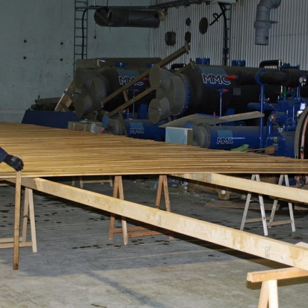 Panelfjölum komið fyrir á þurrksvæði eftir eina umferð af grunnolíu.