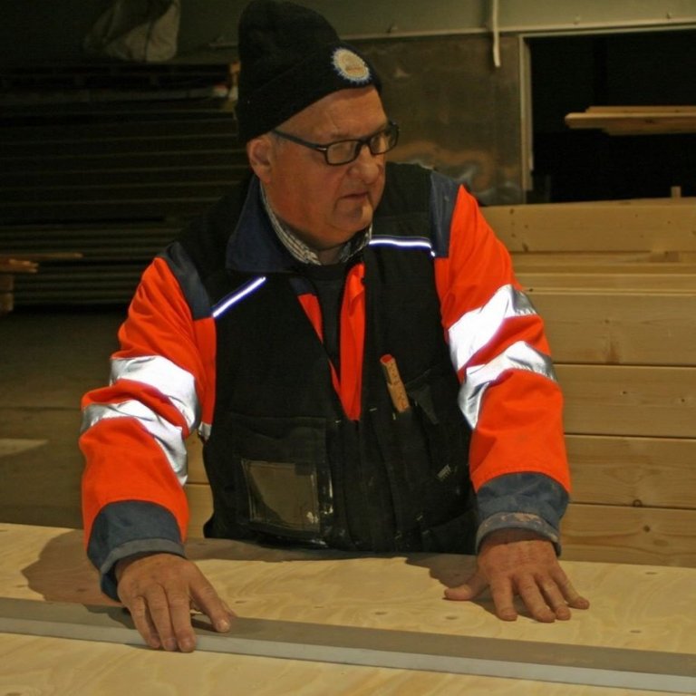 Einar Hjartarson við smíðavinnu.