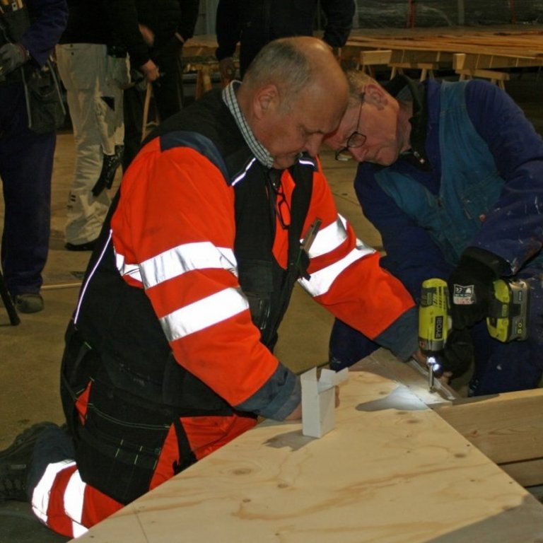 Hér þarf að vanda sig! Einar Hjartarson og Hjalti Jóhannesson að festa krossvið á veggjareiningu.