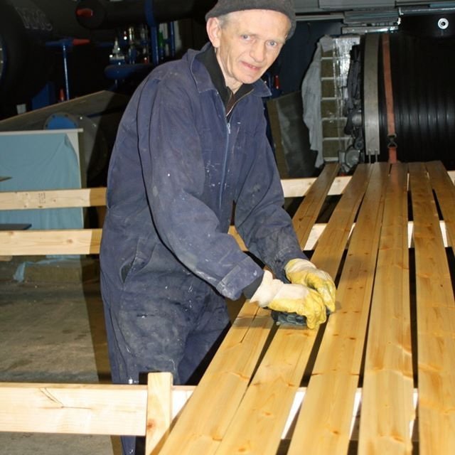 Grétar Grímsson að þurrka umfram olíu af panelfjölum.