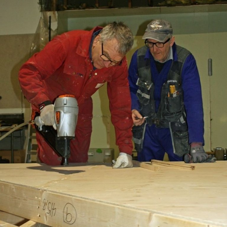 Grímur Laxdal og Sigurgeir Sigurðsson að negla krossvið á veggjareiningu í nýja þjónustuhúsið.