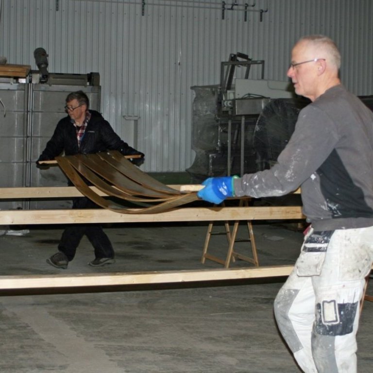 Árni Björnsson og Vignir Víkingsson að flytja panelfjalir á þurrksvæði að olíuburði loknum.