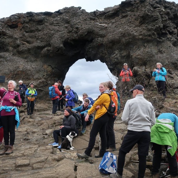 Þegar komið var niður af Hverfjalli lá leiðin i gegnum gatklettinn.