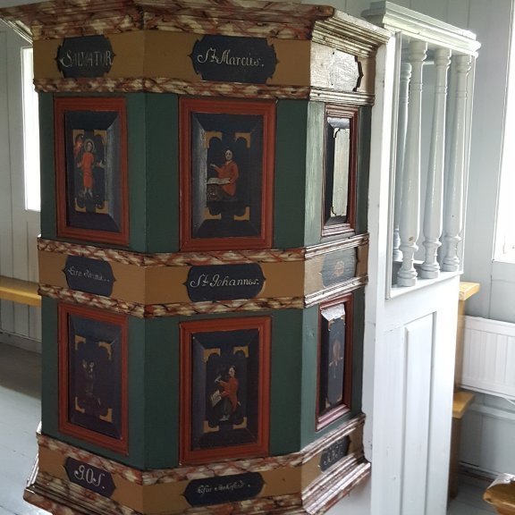 Lögmannshlíaðrkirkja á marga gamla og merkilega muni.