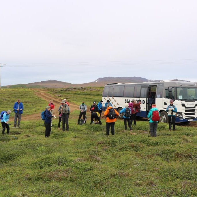 Byrjun ferðar við Rauðhól.